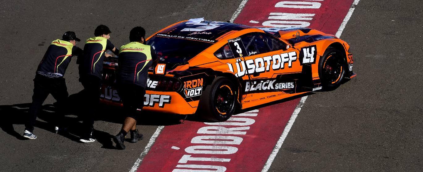 A base de podios se asienta el equipo del Gur&iacute;